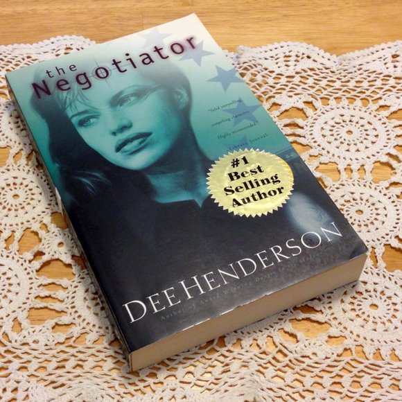 3 for $10 book sale!  Romantic Suspense,  Dee Henderson, Negotiator - Picture 1 of 6